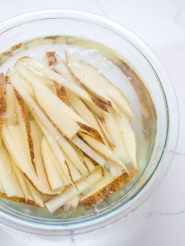 Soaking potatoes in water