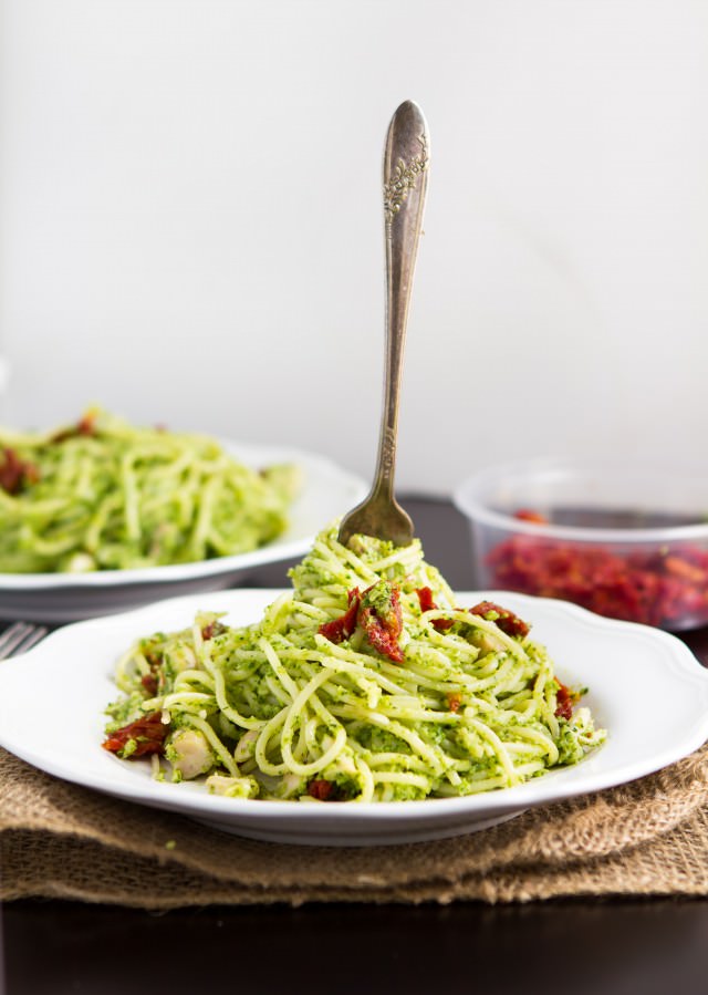 spinach and broccoli pesto spaghetti