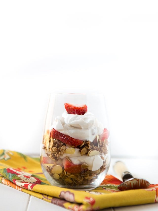 strawberry granola yogurt parfait